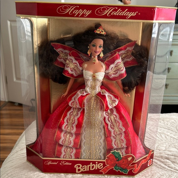 1997 Vintage Holiday Barbie -Blue eyes error-doll w/green eyes! Mint  condition.